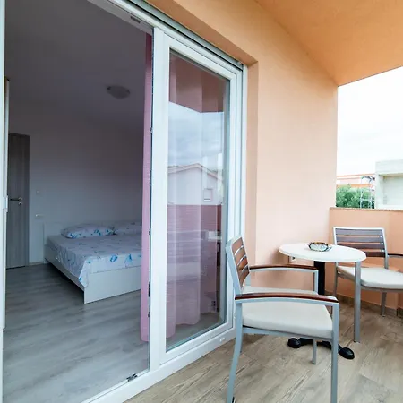 Mario Apartment Vir